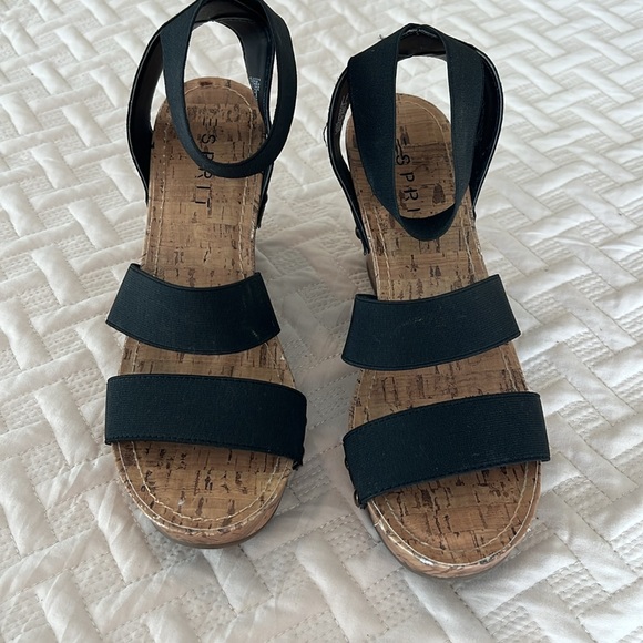 Esprit Sz 7.5 black elastic bands, gold rivet, cork 3.5” wedge heel - Picture 2 of 8